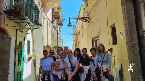 Passeggiata con accompagnatrice turistica e degustazione di limoncello vista Posillipo, perfetta per team building