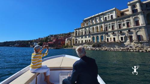Giro in barca nel Golfo di Napoli fino all’Area Marina Protetta della Gaiola, perfetta per coppie in Campania