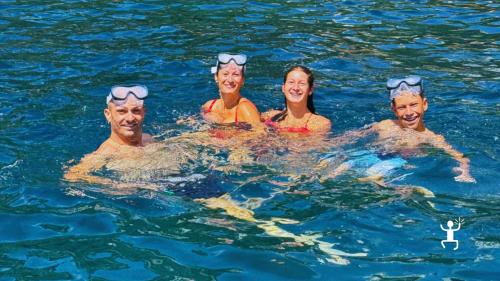 Navigazione nel Golfo di Napoli a bordo di lancia tipica napoletana con vista sulla costa di Napoli, attività adatta a coppie e gruppi