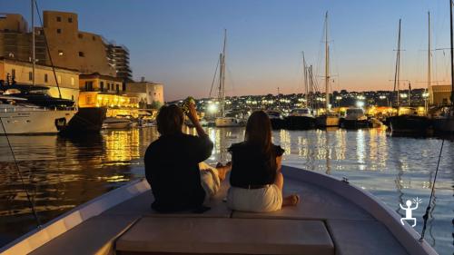 Tour in barca al tramonto tra Posillipo, Marechiaro e Area Marina Protetta della Gaiola lungo la costa di Napoli, perfetto per coppie