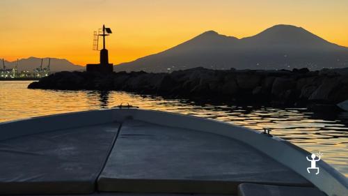 Giro in barca nel Golfo di Napoli con aperitivo a bordo e panorami sulla costa di Posillipo, esperienza ideale per coppie e idee regalo