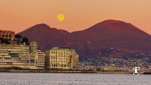Escursione in barca nel Golfo di Napoli con skipper napoletano e panorami sulla costa di Posillipo, esperienza per famiglie