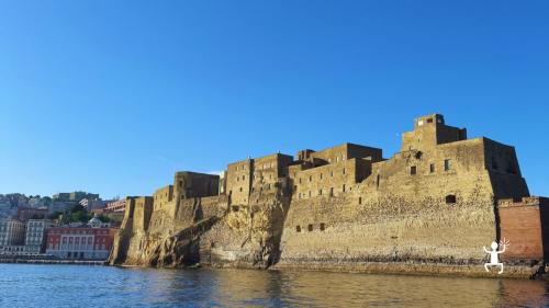 Tour in barca nel Golfo di Napoli su lancia tipica con vista su Vesuvio e costa di Posillipo, esperienza ideale per coppie
