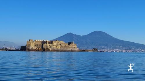Tour in barca con partenza dal Borgo Marinari ai piedi del Castel dell’Ovo lungo la costa di Napoli, perfetta per coppie e idee regalo