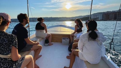 Escursione in barca nel Golfo di Napoli con panorami su Vesuvio, Capri e Penisola Sorrentina, esperienza ideale per gruppi in Campania