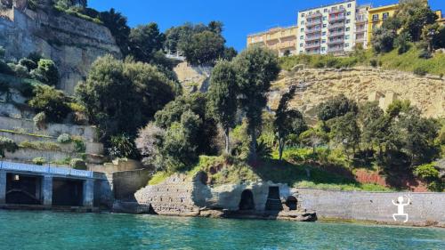 Tour in barca a Posillipo con vista su Palazzo Donn’Anna e Villa Volpicelli lungo la costa di Napoli, esperienza perfetta per coppie e gruppi