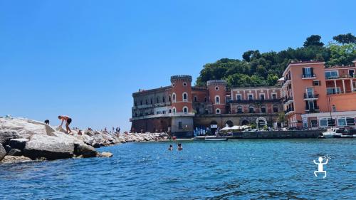 Escursione in barca verso Posillipo e borgo marinaro di Marechiaro nel Golfo di Napoli, attività ideale per gruppi di amici in Campania