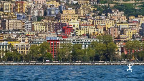 Tour in barca nel Golfo di Napoli con sosta bagno alla Baia del Cenito, esperienza perfetta per addii al nubilato