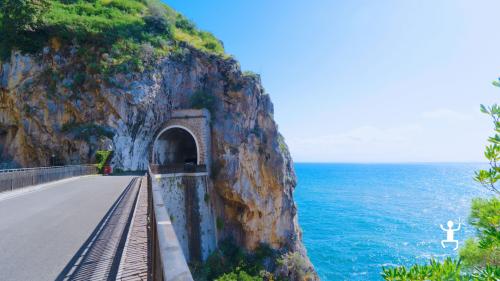 Giornata in Costiera Amalfitana in minivan con tour panoramico tra Amalfi e Ravello, ideale per coppie e gruppi in Campania