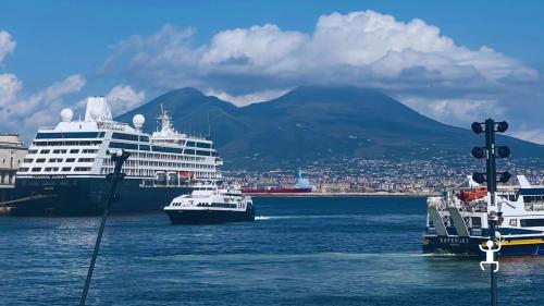 Pick-up tra Salerno e Napoli per tour in minivan lungo la Costiera Amalfitana verso Positano Amalfi e Ravello ideale per famiglie in Campania