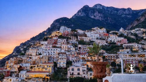 Tour in minivan Mercedes lungo la Costiera Amalfitana tra Positano Amalfi e Ravello con panorama sul mare in Campania