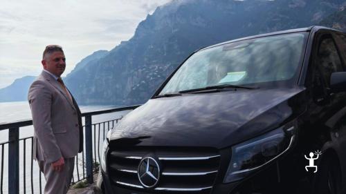 Strada panoramica della Costiera Amalfitana durante tour in minivan con vista sulle scogliere e sul mare della Campania