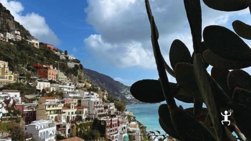 Tour con pick-up tra Napoli e Salerno e partenza in minivan verso la Costiera Amalfitana ideale per gruppi e famiglie in Campania