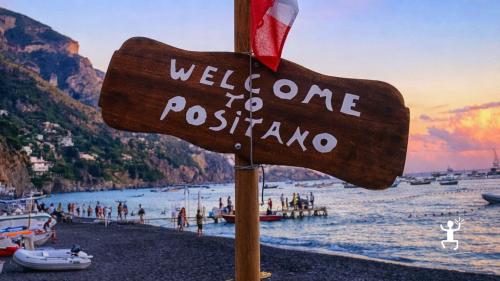 Tour nel borgo di Ravello con vista sulla Costiera Amalfitana durante tour panoramico in minivan ideale per coppie 
