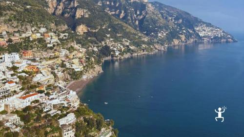Panorama del borgo di Amalfi lungo la Costiera Amalfitana durante tour in minivan tra paesaggi mediterranei ideale per gruppi
