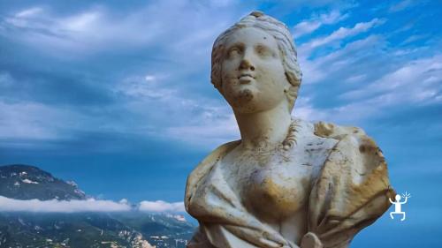 Passeggiata nei vicoli del centro storico di Positano durante tour panoramico in minivan ideale per coppie e gruppi