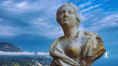 Tour Costiera Amalfitana con autista e minivan Mercedes, perfetto per coppie e famiglie in Campania