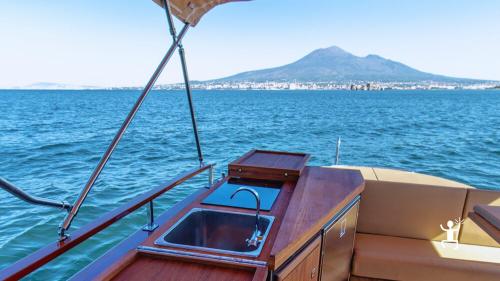 Sosta bagno a Capri tra Faraglioni e costa caprese durante tour in gozzo sorrentino per coppie, famiglie e idee regalo in Campania