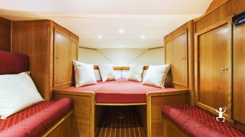 Aperitivo a bordo in gozzo sorrentino a Capri tra Grotta Verde e Faraglioni per coppie, amici, e compleanni in Campania