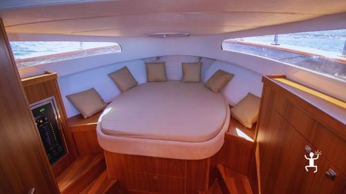 Faro di Punta Carena a Capri durante escursione in gozzo sorrentino lungo la costa per coppie e idee regalo in Campania