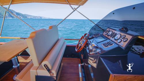 Grotta Azzurra a Capri durante tour in gozzo sorrentino per coppie, gruppi, addii al nubilato e idee regalo in Campania