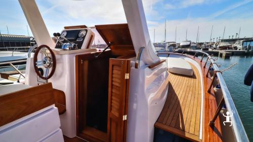 Alt: Tour in gozzo sorrentino intorno all’isola di Capri tra Grotta Bianca, Grotta Verde e Faraglioni per coppie e gruppi