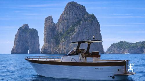 Tour in barca a Capri da Marina Grande su gozzo sorrentino per coppie, gruppi e famiglie in Campania