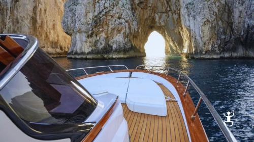 GNavigazione su gozzo sorrentino lungo la costa di Capri per coppie, amici e team building in Campania