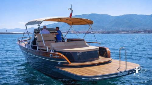 Vista della Grotta Bianca di Capri durante escursione in barca per coppie, gruppi e idee regalo in Campania