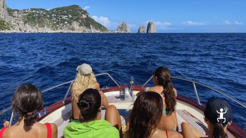 Sosta bagno alla Grotta Verde a Capri con mare smeraldo durante tour in barca per coppie, amici e famiglie in Campania