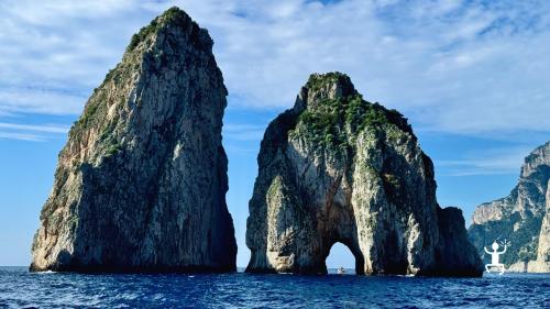 Sosta bagno a Capri in acque cristalline per coppie, famiglie e gruppi durante tour in barca in Campania
