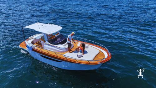 Aperitivo a bordo durante tour in barca a Capri per coppie, amici e team building in Campania