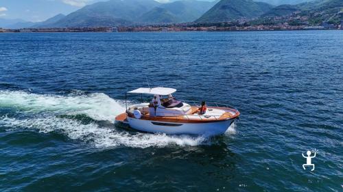Faro di Punta Carena a Capri durante escursione in barca per coppie, gruppi e idee regalo in Campania