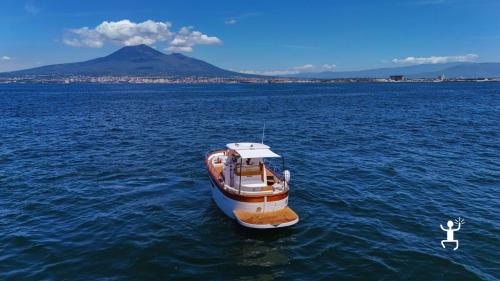 Visita alla Grotta Azzurra a Capri durante tour in barca per coppie, gruppi e addii al nubilato in Campania