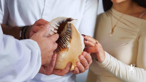 Lavorazione del cammeo a Torre del Greco con maestro artigiano, attività perfetta per amici e team building