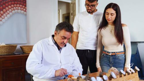 Laboratorio artigianale del corallo e del cammeo a Torre del Greco, esperienza autentica per coppie e idee regalo