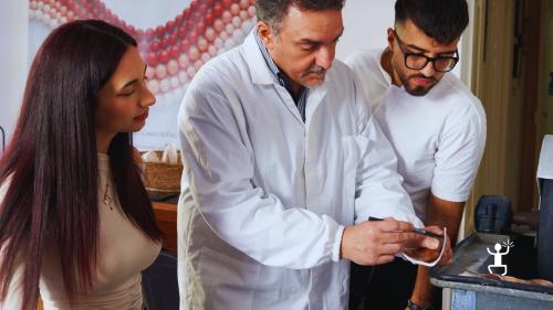 Visita alla bottega del cammeo a Torre del Greco, esperienza immersiva per coppie, gruppi e team building a Napoli