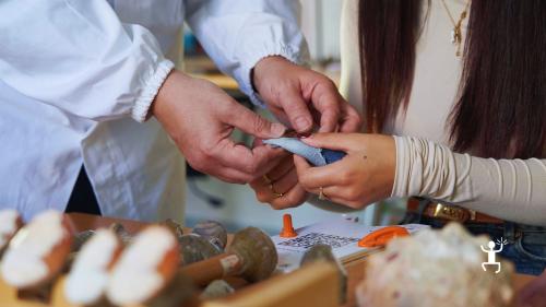 Scopri le tecniche del cammeo a Torre del Greco esperienza culturale autentica per amici e famiglie in Campania