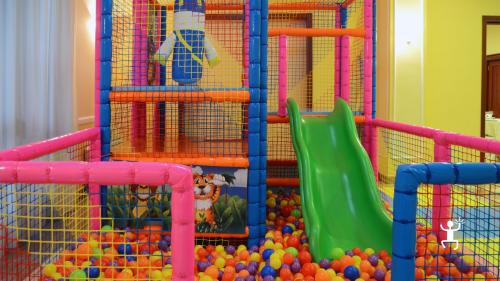 Area giochi playground indoor in hotel a Ospedaletto d’Alpinolo, ideale per famiglie e bambini in relax in Campania