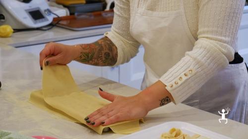 Esperienza cooking class a Pompei con cuoca locale; ideale per coppie e team building in Campania