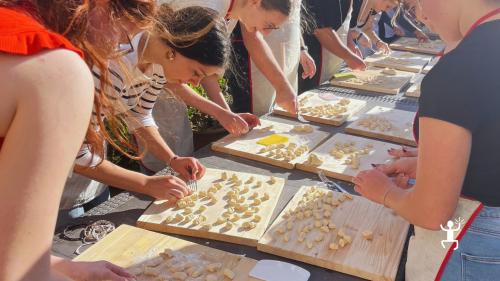 Esperienza di cucina a Pompei in orto di famiglia con vista Vesuvio e piatti tradizionali; ideale per coppie e gruppi in Campania