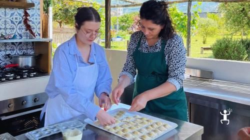 Esperienza di cucina a Pompei in ambiente familiare con sapori locali e tradizione; ideale per coppie e gruppi in Campania