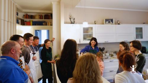 Esperienza culinaria a Pompei con prodotti locali e preparazioni tradizionali; perfetta per gruppi e famiglie in Campania