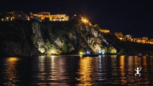 Esperienza di snorkeling notturno ad Agropoli con briefing e guida esperta lungo la costa del Cilento per amici e coppie