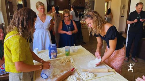Lezione di cucina a Scafati con trasferimento da Pompei e pasta fresca in casa locale, ideale per famiglie