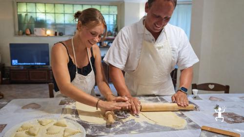Lezione di cucina a Scafati con pasta fresca e pranzo tipico campano, ideale per addii al nubilato