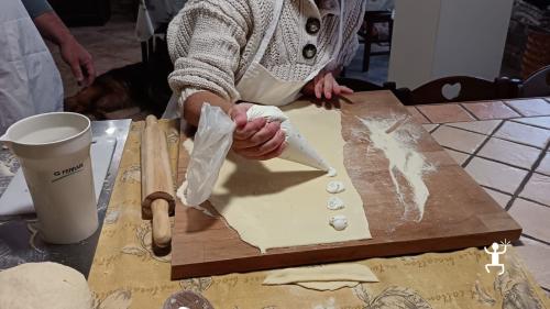 Cooking class vicino Pompei in una casa campana autentica, con pasta fresca, ideale per team building