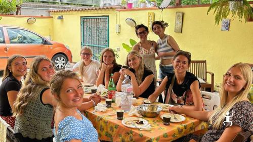 Esperienza di dolci tradizionali a Scafati con Francesca, tra tiramisù, crostate e creme, ideale per coppie e famiglie