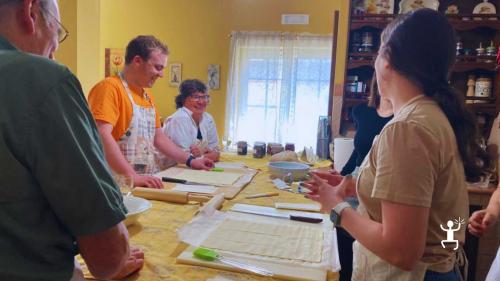 Cooking class di dolci a Scafati con cuoca locale in casa campana, tra dolci tipici e degustazione finale, ideale per coppie