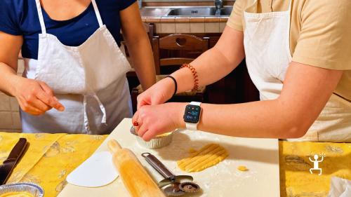 Corso di pasticceria napoletana a Scafati con zeppole e biscotti artigianali, esperienza autentica per gruppi e team building